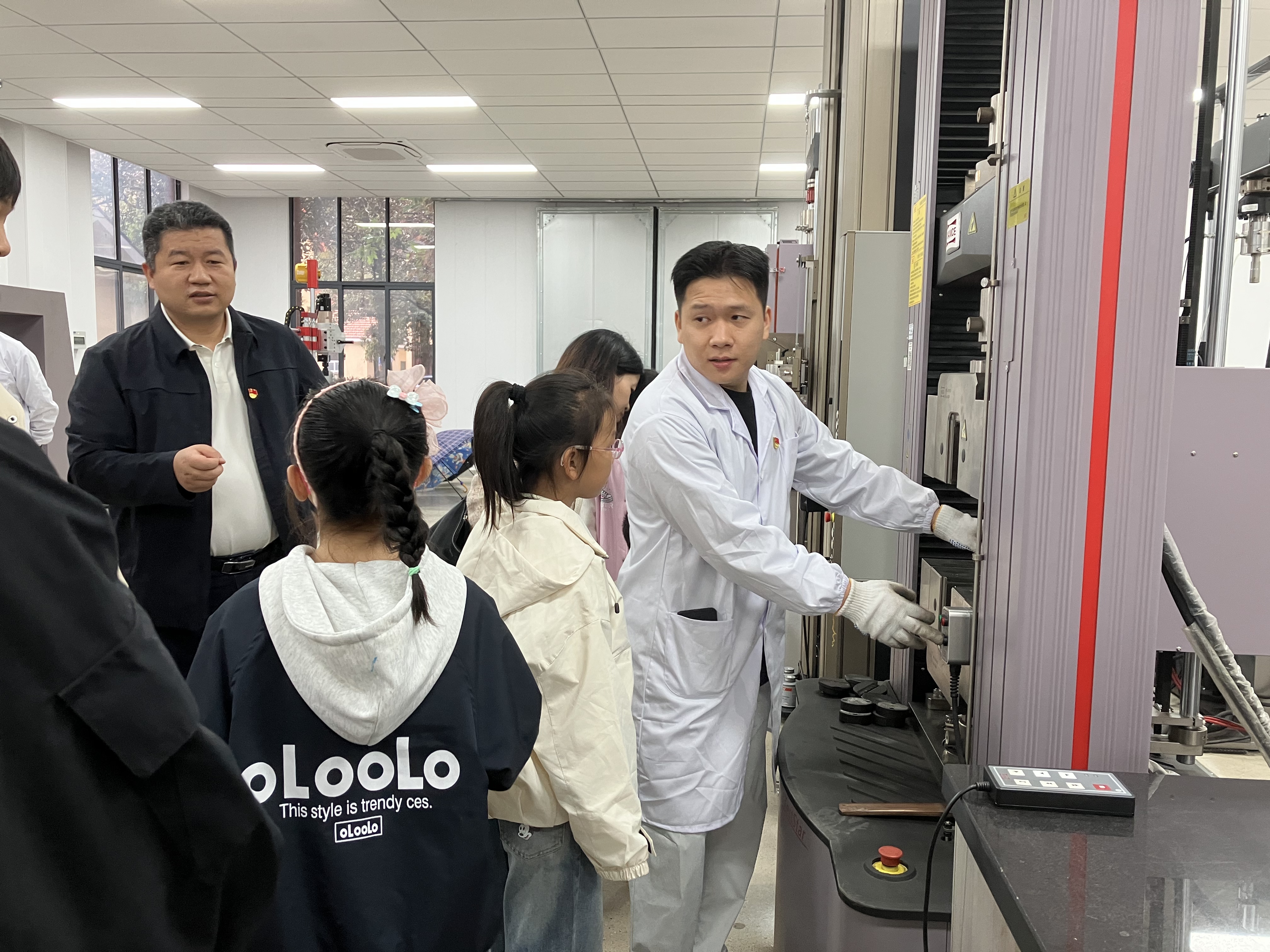 实验室参观2.jpg